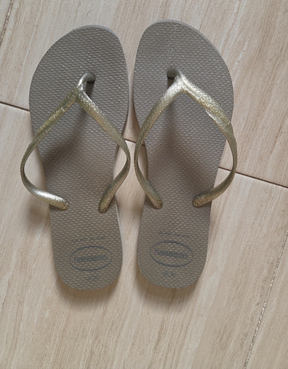 Havaianas Women's Metallic Gold Strap Flip Sandals